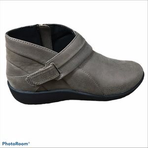 Clark’s Cloudsteppers Sillian Rani Ankle Bootie size 7 Never Worn